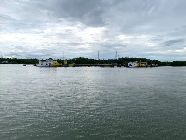Yaz sahili manzarası. Tropik ada cenneti. Egzotik kıyılar, hindistan cevizi ağaçları, el değmemiş deniz, mavi gökyüzü. Şaşırtıcı doğa düzeni. Egzotik yolculuk geçmişi, tatil havası mükemmel duvar kağıdı.