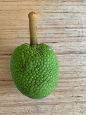 Moraceae ailesinin tüm ekmek meyvesi üyeleri Artocarpus altilis ve dilimler ahşap yüzeyde sergilenir. Nişastalı, patates gibi kızarmasıyla tanınır. yiyecek fotoğrafçılığı, meyve fotoğrafçılığı yiyecek ve içecek.