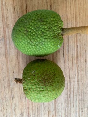 Moraceae ailesinin tüm ekmek meyvesi üyeleri Artocarpus altilis ve dilimler ahşap yüzeyde sergilenir. Nişastalı, patates gibi kızarmasıyla tanınır. yiyecek fotoğrafçılığı, meyve fotoğrafçılığı yiyecek ve içecek.