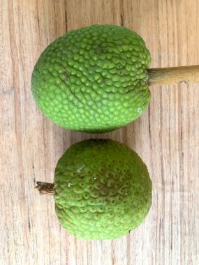 Moraceae ailesinin tüm ekmek meyvesi üyeleri Artocarpus altilis ve dilimler ahşap yüzeyde sergilenir. Nişastalı, patates gibi kızarmasıyla tanınır. yiyecek fotoğrafçılığı, meyve fotoğrafçılığı yiyecek ve içecek.