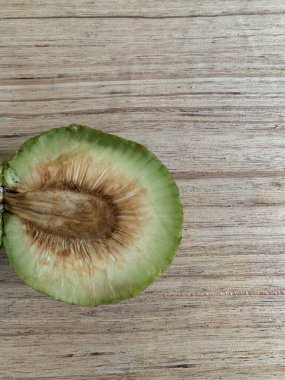 Moraceae ailesinin tüm ekmek meyvesi üyeleri Artocarpus altilis ve dilimler ahşap yüzeyde sergilenir. Nişastalı, patates gibi kızarmasıyla tanınır. yiyecek fotoğrafçılığı, meyve fotoğrafçılığı yiyecek ve içecek.