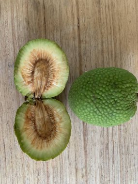 Moraceae ailesinin tüm ekmek meyvesi üyeleri Artocarpus altilis ve dilimler ahşap yüzeyde sergilenir. Nişastalı, patates gibi kızarmasıyla tanınır. yiyecek fotoğrafçılığı, meyve fotoğrafçılığı yiyecek ve içecek.