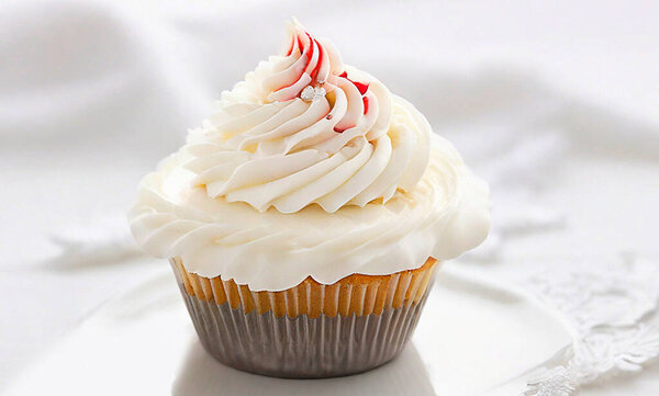 Сливочный торт в интерьере столика кафе на белой скатерти. Эта фотография десерта идеально подходит для дизайна меню ресторана.