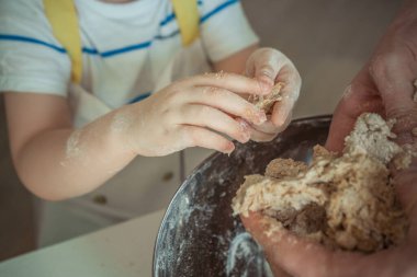 Önlüklü bir çocuk pasta için para kazanıyor, yakın plan.