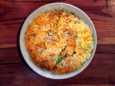 Lezzetli Biryani beyaz tabakta servis edilir.