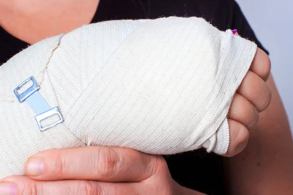 Mulher Com Mão Rebocada Sobre Fundo Branco — Fotografia de Stock