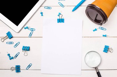 Beyaz panolardaki ofis aksesuarları. Ofisin planı. düz yat