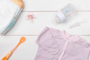Bebek eşyaları bebek bezi, Bebek pudrası, kremi, şampuan, kopya alanı ile beyaz arka plan üzerine. Üstten Görünüm veya düz lay.