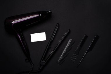 Siyah arkaplan, taraklar ve kuaför araçları mavi arkaplan görünümlü kuaför araçları