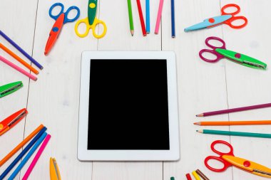 Çocuklar yaratıcılık ve renkli kalemler için makas boyadı.