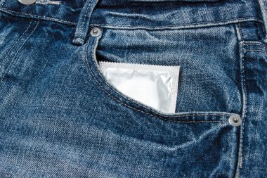 Güvenli seks için kot pantolon cep prezervatif içinde