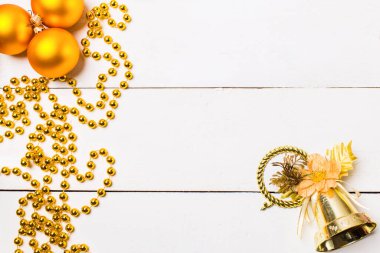 Şablon tasarımı için Noel yıldızı dekorasyon koleksiyonu. Yukarıdan bak. Düz yatıyordu. Güzel bir Noel hediyesinin üst görüntüsü, beyaz ahşap bir arka planda Noel süslemeleri. Yeni yıl, tatiller