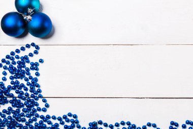 Şablon tasarımı için Noel yıldızı dekorasyon koleksiyonu. Yukarıdan bak. Düz yatıyordu. Güzel bir Noel hediyesinin üst görüntüsü, beyaz ahşap bir arka planda Noel süslemeleri. Yeni yıl, tatiller