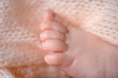 Küçük çocuk bıçakları. Küçük yeni doğmuş bacaklar. Ebeveynlerin mutluluğu.