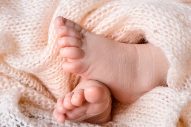 Küçük çocuk bıçakları. Küçük yeni doğmuş bacaklar. Ebeveynlerin mutluluğu.