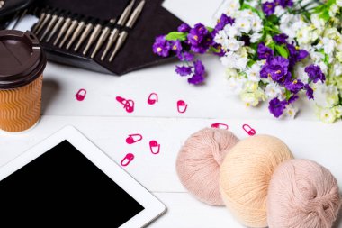 Özel bir gün için el yapımı bir hediye, soğuk bir gün için parlak bir eşarp örmek için bir tutam İtalyan angorası anlamlı bir hediye yapmak için örgü örmek. Tavşan kürkünden yumuşak örgüler.