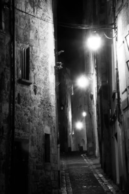 Perigueux 'da bir ara sokağı gece görüşü.