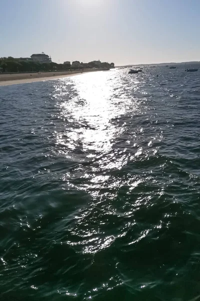 Arcachon 'da, denize yansıyan güneşin görüntüsü.