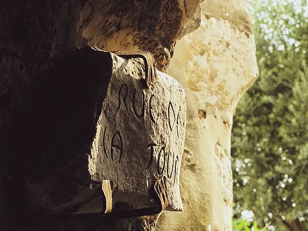 Saint-Paul-de-Vence köyünde bir caddenin göstergesi.