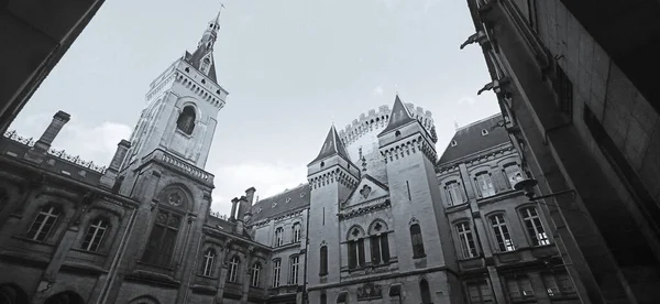 Angouleme Belediye Binası 'nın iç avlusunun alçak açılı görüntüsü.