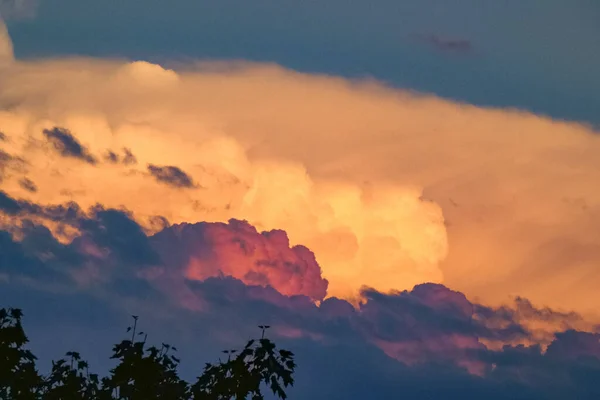 Batan güneşle aydınlatılan kümülonimbus bulutlarıyla güzel gökyüzü.