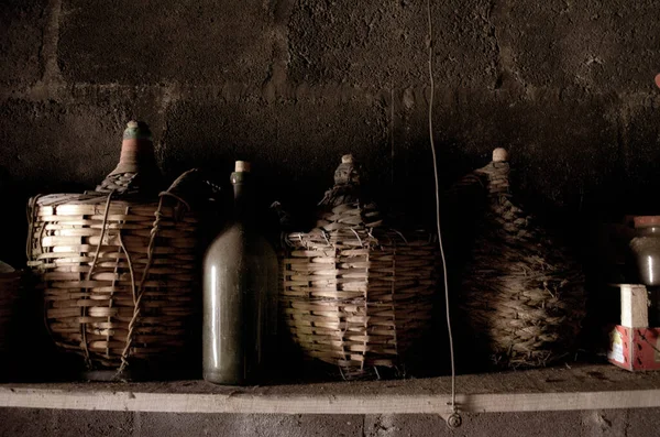 Şaraphanedeki Şarap Kaplarının Yakın Çekimi — Stok fotoğraf