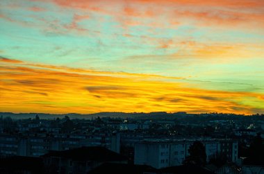 Güneş doğmadan önce bir kış gökyüzünü görmek.