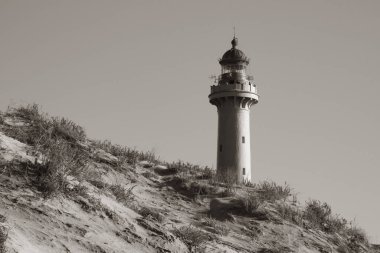 Kumulun arkasındaki La Coubre deniz fenerinin manzarası.