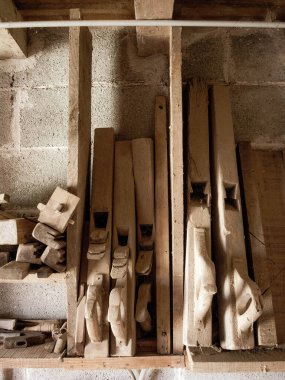 Bir marangozun tezgahındaki uçaklara yakın çekim.