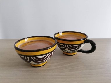 İki kase elma şarabına yakın çekim yap..