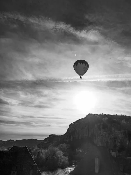 Balon Ogrzane Powietrze Nad Wioską Roque Gageac Zachodzie Słońca — Zdjęcie stockowe