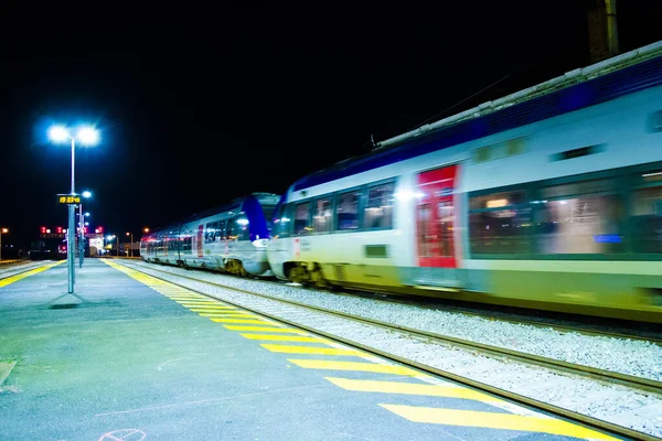 Vlak Přijíždí Stanice Perigueux Večer — Stock fotografie