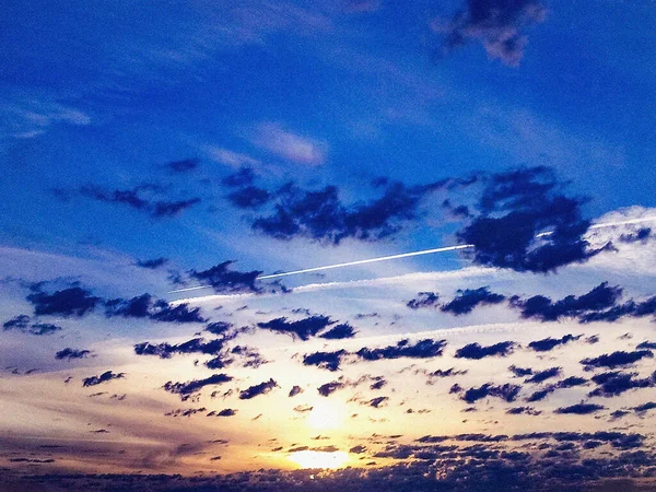 Fleecy Sky Sunset Added Grain Filter — Stock Photo, Image