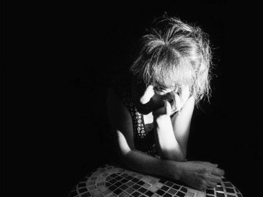 Yakın çekim ve chiaroscuro kadın portresi...