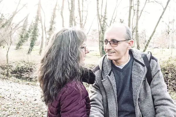 Doğada sohbet eden bir çiftin portresi..
