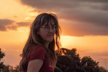 Dominik Cumhuriyeti 'nde günbatımında arka planda bir kadın portresi.