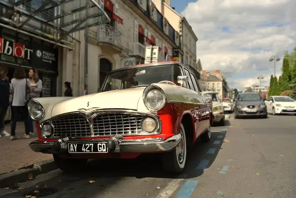 Perigueux, Fransa - 2 Eylül 2017: Vintage Days sırasında klasik araba.