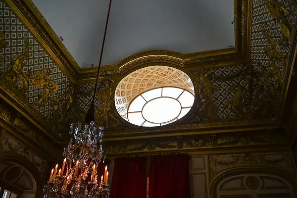 Versailles, Fransa - 6 Kasım 2024: Versailles Sarayı içindeki dairesel pencere.