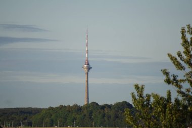 Ormandan yükselen Tallinn TV kanalı..