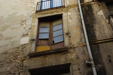 Eski pencereli bir bina..