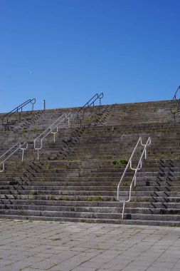 Üzerinde parmaklıklar ve merdivenler olan bir duvar..