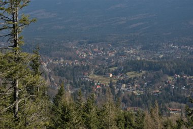 Üssünde bir kasaba olan ormanlık bir dağlık bölge..