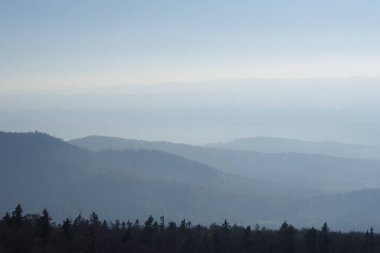 Yüksek görüş açısına sahip manzaralı bir dağ manzarası. Altında karlı dağlar ve vadiler var..