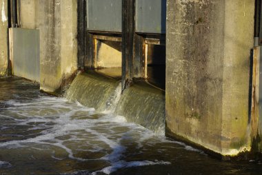 Barajın içinden akan ve çağlayarak akan bir nehir..