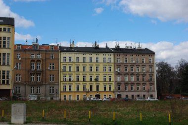 Değişen yükseklik, renk ve pencere biçimlerine sahip Avrupa tarzı binalar dizisi.