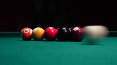 Bilardoda başka bir topla top çarpışıyor. Bilardo oynamak, rahatlamak..