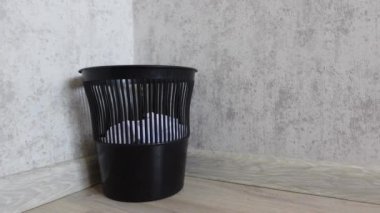Ofis kağıdı yığını çöp kutusuna düşer. Yavaş çekim stok görüntüleri