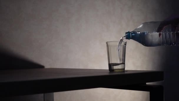 Acqua Versando Vetro Metraggio Concetto Dell Acqua Potabile Ristoro Liquido — Video Stock
