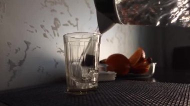 Çay şekerini karıştır. Türk çayını bardağa doldurur, çay saatinde sıvı kahvaltı içeceği, çay kaşığı taze çay, lezzetli çay tadı. Slow Motion HD stok görüntüleri.