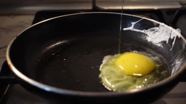 Knacken Eierschalenfrypan Kochen Gesundes Sonniges Frühstück Heißes Frypan Vorbereitung Slow — Stockvideo